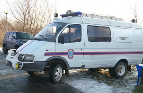 Спасатели транспортировали больного мужчину в автомобиль скорой медицинской помощи. Спасатели транспортировали больного мужчину в автомобиль скорой медицинской помощи.